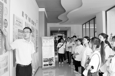           参观汾东人才公寓 图片由团太原市小店区委提供        