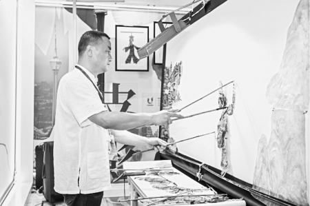           成都特色和大运元素融入皮影中        