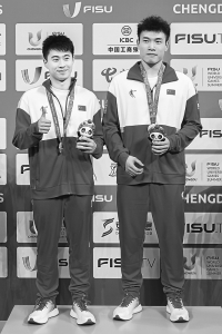           黄博文和梁朝辉（右）本组摄影 本报记者 胡远嘉        