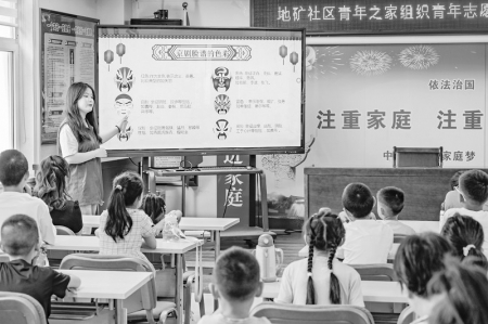           大学生讲解脸谱文化 图片由山西应用科技学院提供        