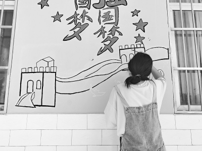           大学生彩绘墙体 图片由团芮城县委提供        