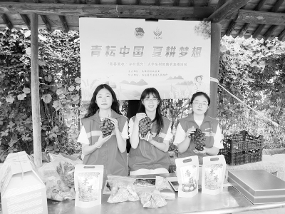           青年直播带货 图片由团垣曲县委提供        