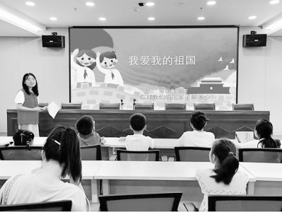           志愿者引导孩子们培养爱国主义精神 图片由团太原市晋源区委提供        