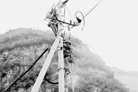               8月1日，平定县供电公司抢修人员在平定县娘子关镇西塔堰村对遭受汛情影响最严重的10千伏槐树铺线进行紧急抢修 图片由国网山西电力提供        