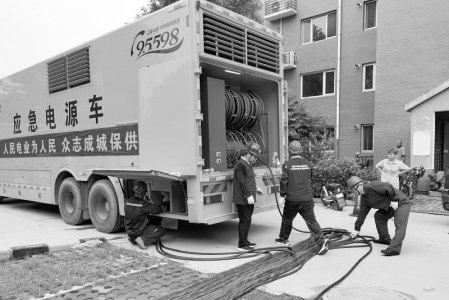           应急保电队伍赶赴涿州 宋昱 摄影        