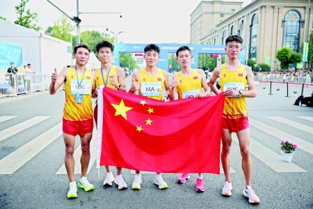           马玉杰（中）王丛政（右一） 本报记者 胡远嘉 摄        