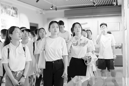           返乡学子看家乡        