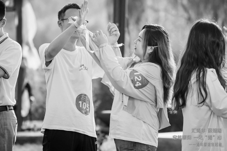           甜蜜互动，大胆示爱。        