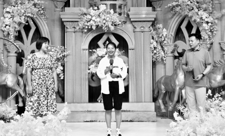           　七夕寻缘，邂逅浪漫。本报记者 刘琴 摄        