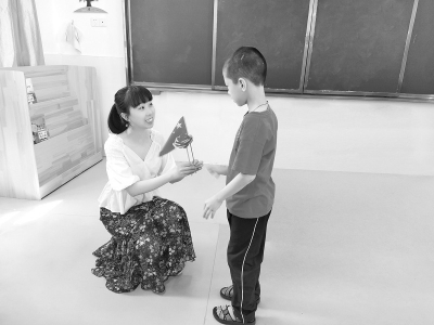           李林蔚（左）为困难家庭照进了一束希望的光 图片由受访者提供        