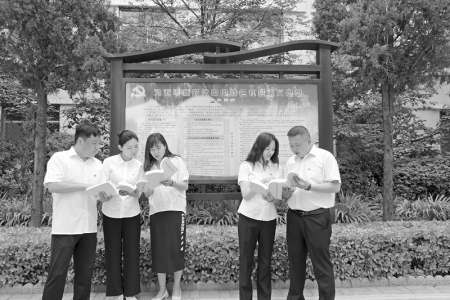           李莉用实际行动勉励青年们要以党的二十大精神为指引，做有理想、敢担当、能吃苦、肯奋斗的新时代好青年。        