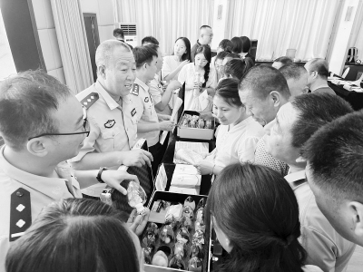           民警现场介绍毒品种类 图片由永济董村强制隔离戒毒所提供        
