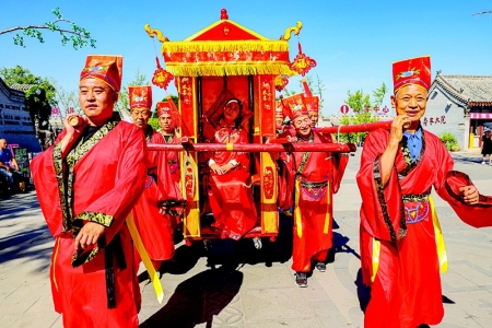           花轿迎亲，十里红妆迎佳人。 图片由祁县乔家大院景区提供        