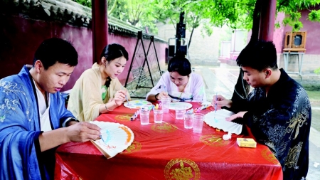           男女青年在浪漫古韵的氛围中共叙心声、寻觅爱情。 图片由团永济市委提供        