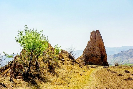           乳头山残存烽燧        