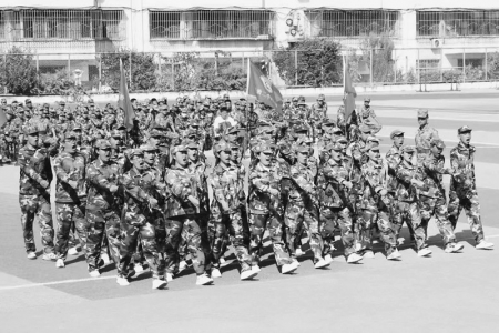           同学们步伐矫健、士气昂扬。 本报记者 刘琴 摄        