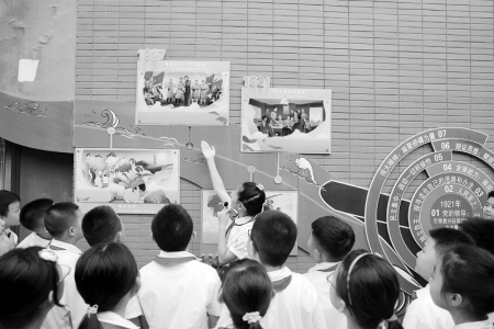           丰富的内容、新颖的形式，充分激发了学生的学习兴趣。 本报记者 康乐 摄        