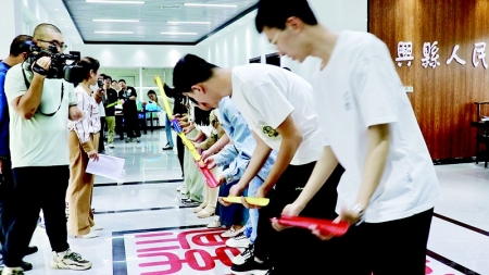           青年男女在游戏互动中拉近彼此之间的距离        