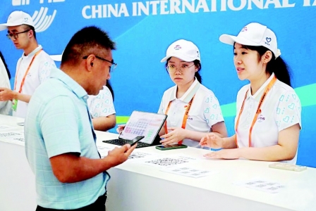           志愿者在国家会议中心为观众服务        