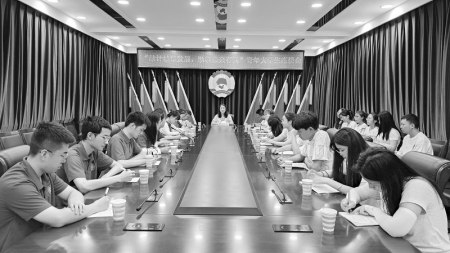           返乡大学生在实践岗位上受教育、长才干、作贡献。        