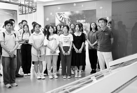           暑期支教关爱困境儿童        