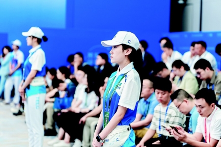           志愿者以青春之名担当奉献 本报记者 胡远嘉 摄        