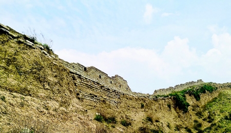           白草口长城 本报记者 卢亚 摄        