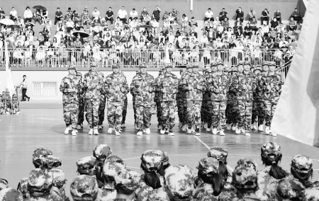           学生们步伐整齐，精神抖擞。        