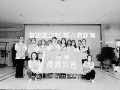           返乡大学生在实践中见证家乡发展 本版摄影 本报记者 陈晓平        