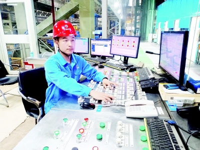           田贵星始终发挥先锋模范作用，不怕苦，不怕累。 本报记者 康乐 摄        