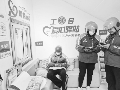           新就业群体的流动党员扫码“归队” 图片由太原市晋源区融媒体中心提供        