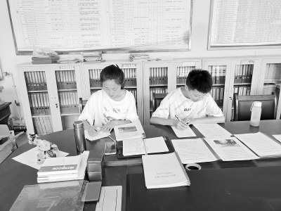           1017名大学生在实践岗位受教育、长才干、作贡献。        