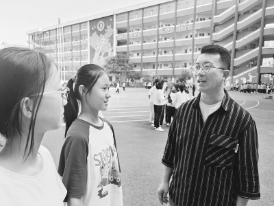           李仁瑞利用课间时间，解答学生的问题。        