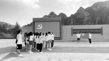           返乡大学生以实际行动助力家乡高质量发展        