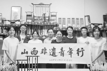           “山西非遗青年行”社会实践团扎根三晋大地，采访非遗匠人、领略非遗风采。图片由山西省非物质文化遗产保护中心提供        