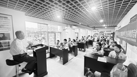           退伍老兵胡泽民为少先队员们讲述战斗经历 本报记者 康乐 摄        