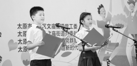           孩子们声情并茂、抑扬顿挫地朗诵着一首首红色诗歌 图片由迎泽区融媒体中心提供        