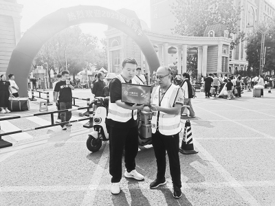           网络工程师提供“心级服务” 图片由太原移动公司提供        