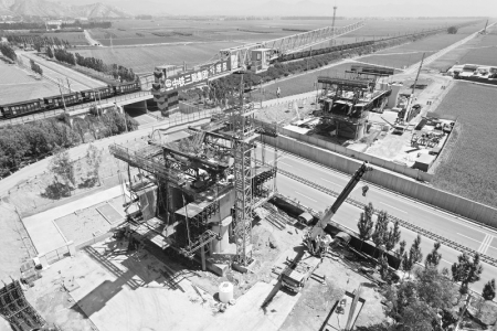           连续梁施工现场 图片由通讯员 董晓冬 提供        