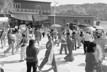               9月22日，团省委驻临县玉坪乡常家坪村工作队在常家坪村举办了以“庆丰收、促和美”为主题的农民丰收节活动。 临县摄影协会会长薛建平 摄        