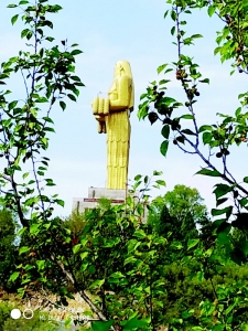           老顶山炎帝像 本版图片均为资料图片        