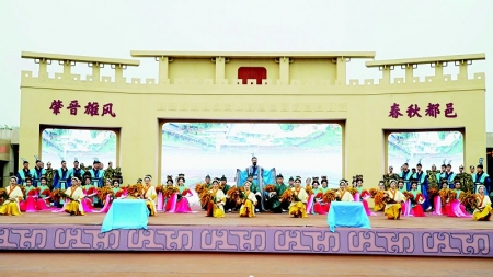           开幕式打破了传统舞台表演形式，以情境式推进表达巍巍晋风。        