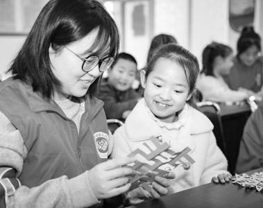           “七彩课堂”公益托管 图片由共青团晋中市左权县委提供        