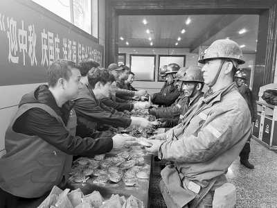           送慰问品 本报记者 孟存田 摄        