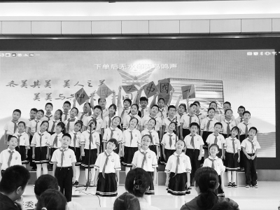           唱响红色经典 传承红色精神 本报记者 王文丽 摄        