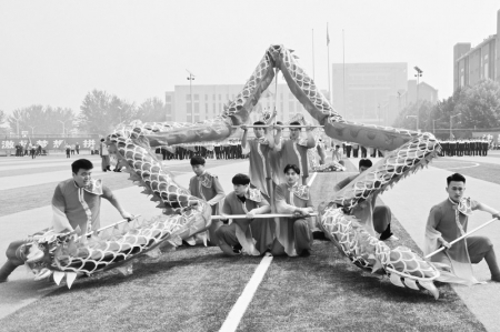           独具特色的舞龙表演 本报记者 张云鹏 摄        