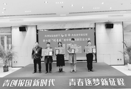           获奖者领取自己的荣誉        