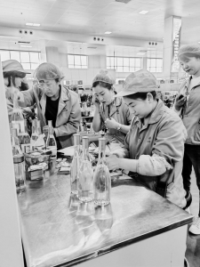           青年员工创先争优 图片由杏花村汾酒厂股份有限公司团委提供        