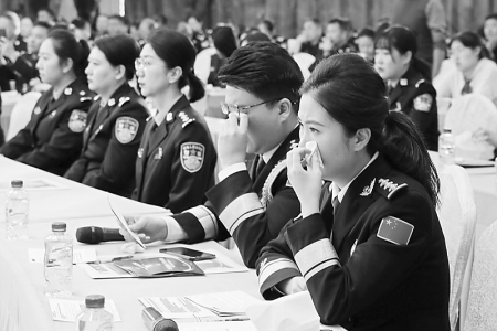           太原广大民辅警缅怀公安英烈、学习英模精神。 图片由太原市公安局提供        