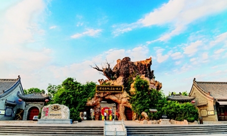           根雕大门 本版图片均为资料图片        